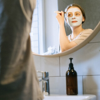 Produtos de skincare e limpeza facial elegante